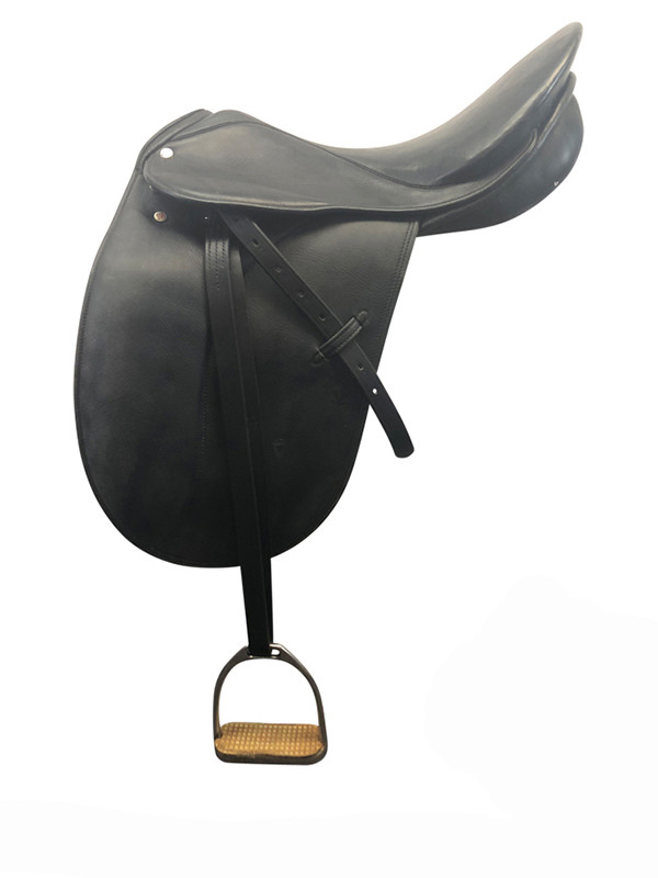 18inch Used Courbette Extra Wide English Dressage Saddle Charles de Kunffy Grand Prix
